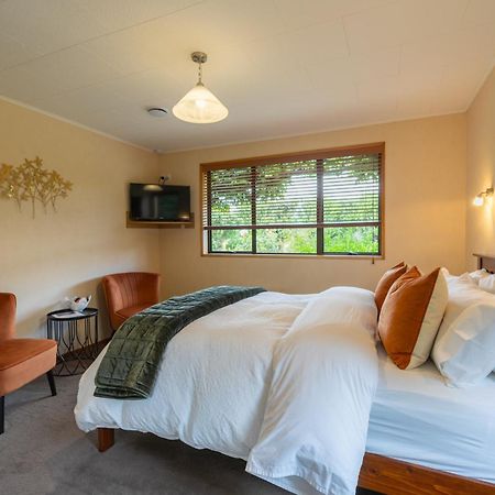 Alpine Rock B&B Te Anau Exteriör bild