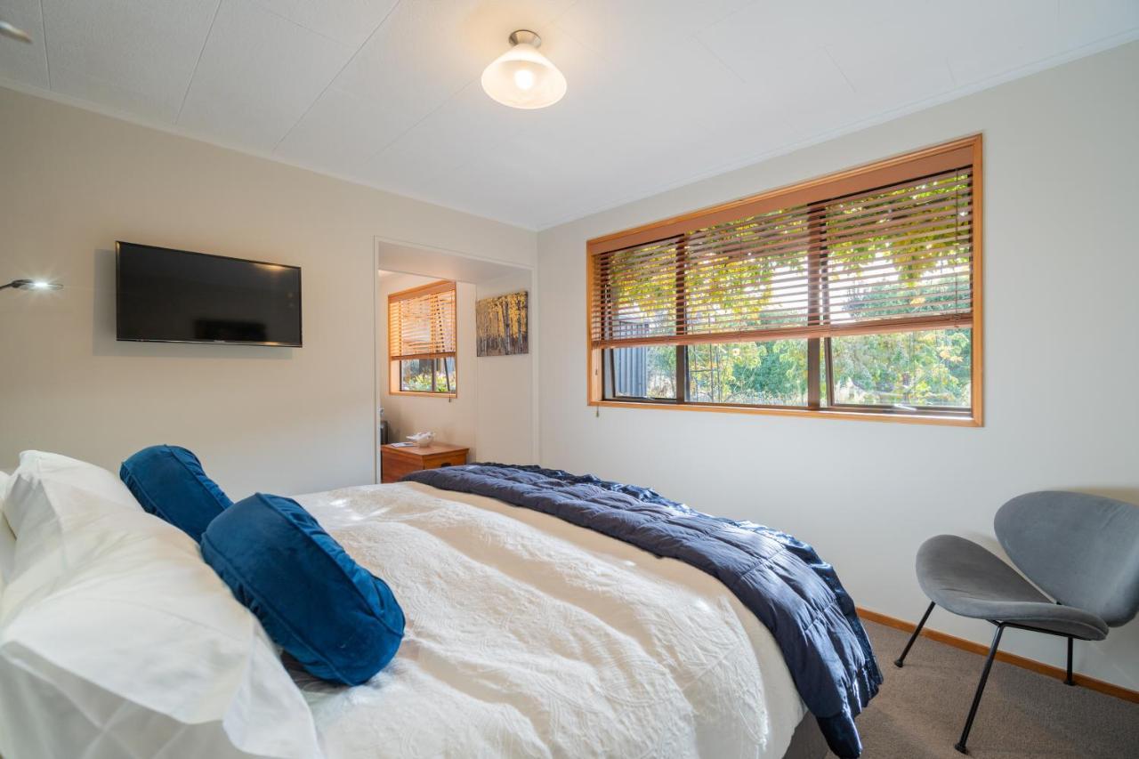 Alpine Rock B&B Te Anau Exteriör bild